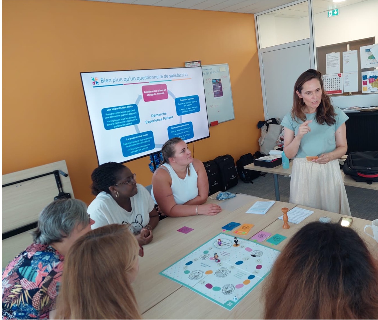 Une équipe soignante réunie autour de Marie-Catherine Truong lors d'une formation